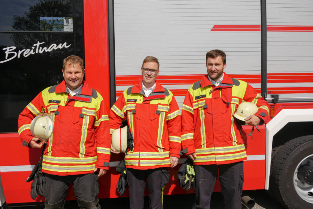 Freiwillige Feuerwehr Breitnau: Gruppenbild mit drei Feuerwehrmännern