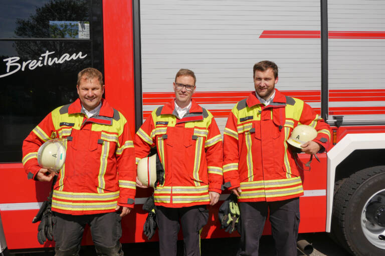 Freiwillige Feuerwehr Breitnau: Gruppenbild mit drei Feuerwehrmännern
